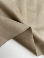 Calfskin - Imiteret kalveskind i genanvendt polyester, i farven Taupe farvenummer 37