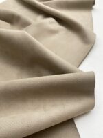 Calfskin - Imiteret kalveskind i genanvendt polyester, i farven Taupe farvenummer 37