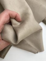 Calfskin - Imiteret kalveskind i genanvendt polyester, i farven Taupe farvenummer 37