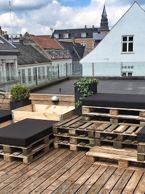 Pallemadrasser til oase på byen tag.